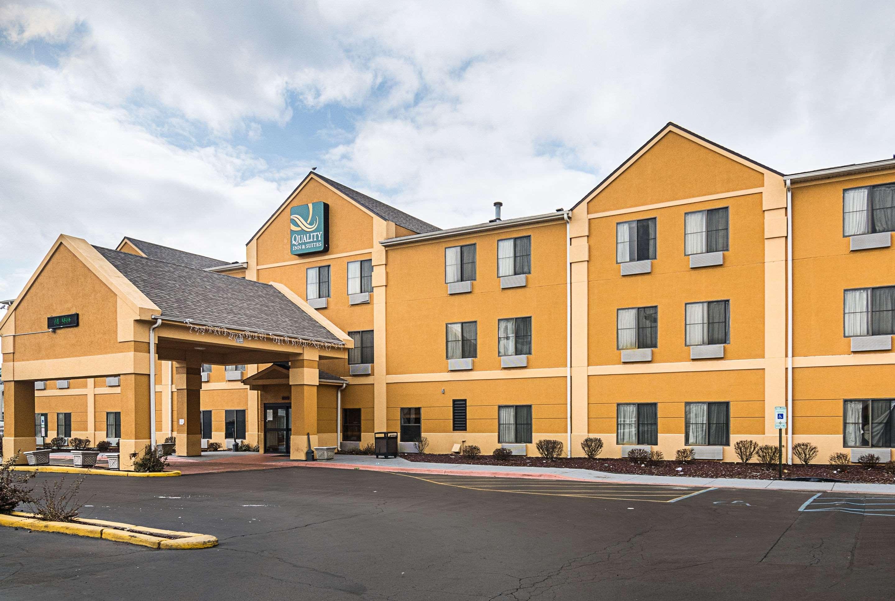 Quality Inn & Suites Near I-80 And I-294 Harvey Exterior photo