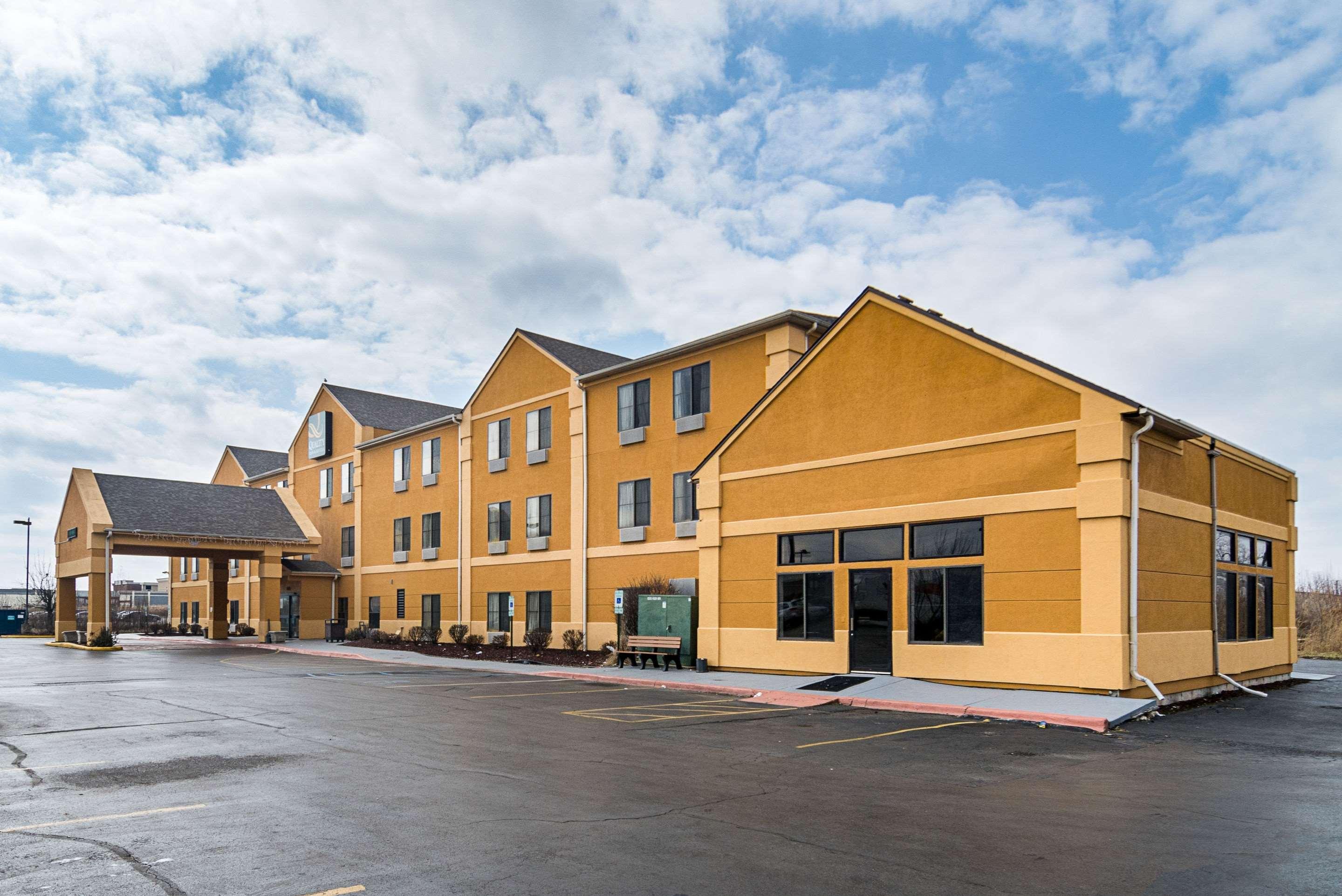 Quality Inn & Suites Near I-80 And I-294 Harvey Exterior photo