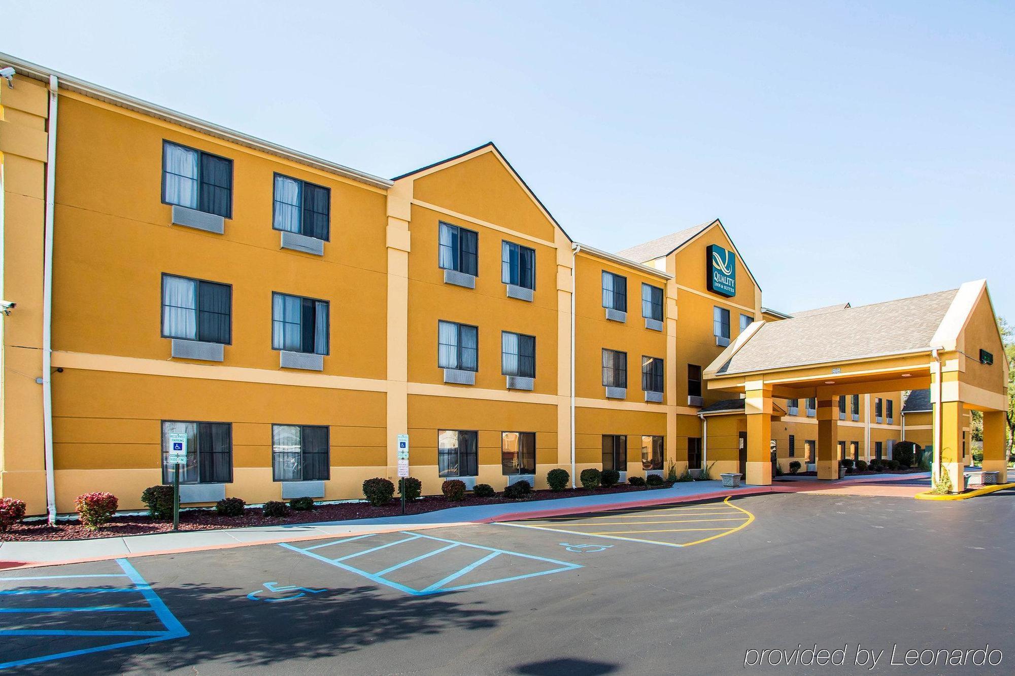 Quality Inn & Suites Near I-80 And I-294 Harvey Exterior photo