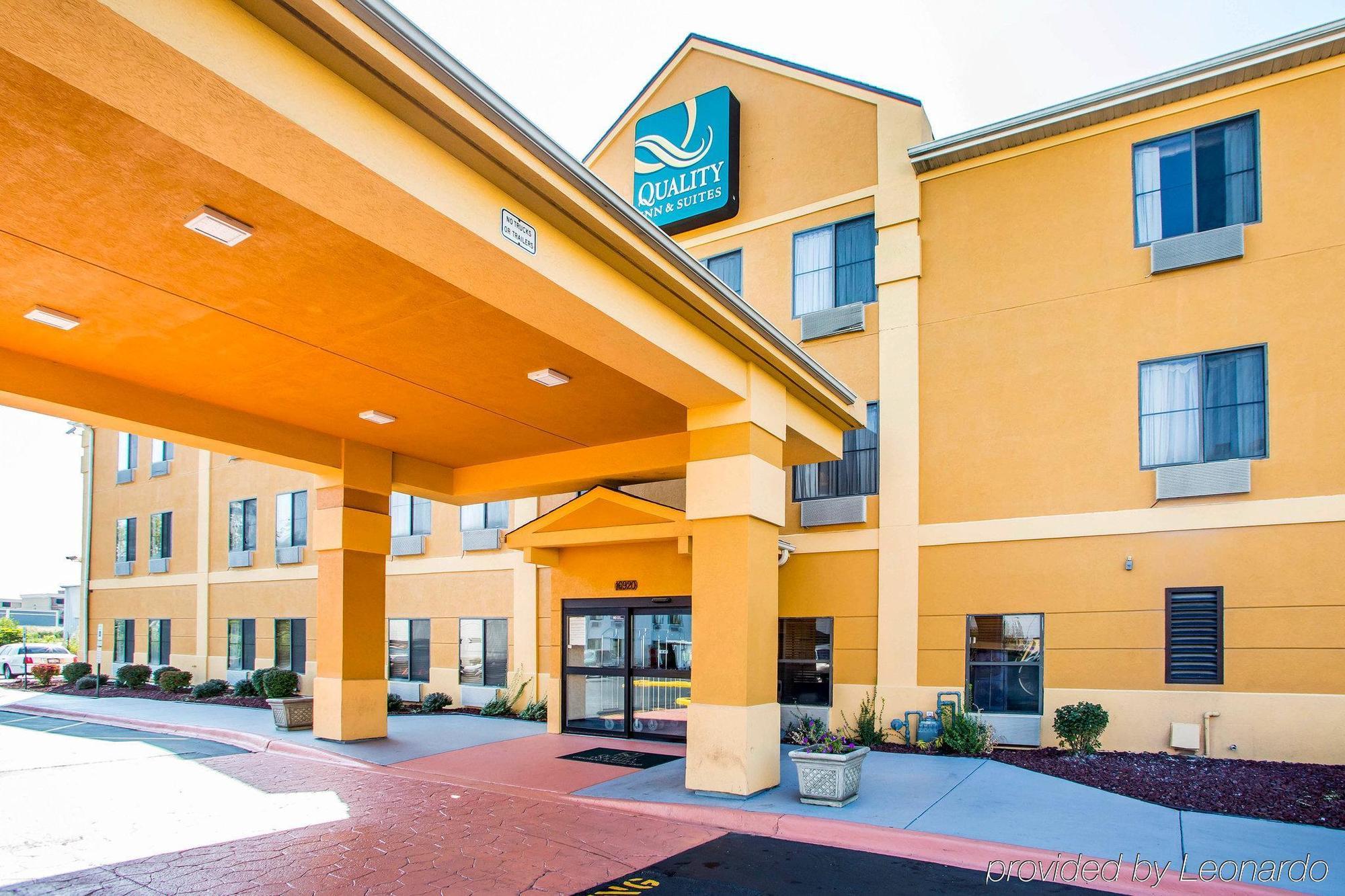 Quality Inn & Suites Near I-80 And I-294 Harvey Exterior photo